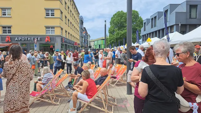 Liegestühle mit dem Jubiläumslogo sind aufgebaut | Foto: Monika Klein