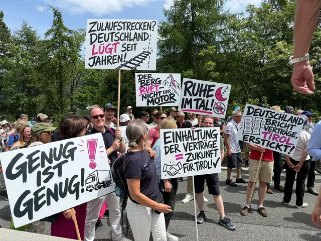 Bei der Demonstration wird auch Kritik an Deutschland geäußert. | Foto: Matthias Röder/dpa
