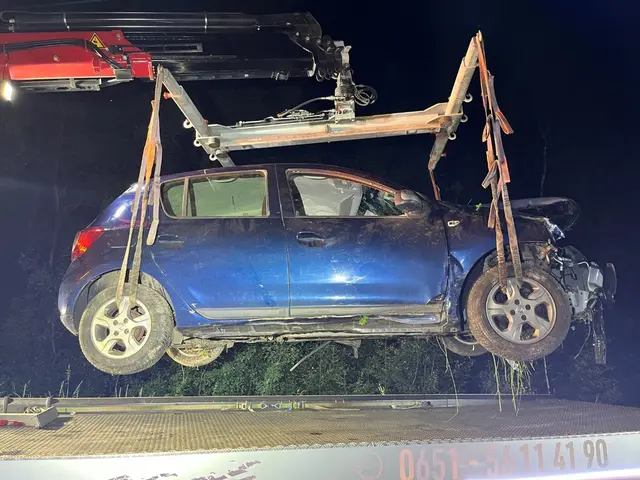 Ein 18-jähriger Autofahrer kam auf der L151 zwischen Reinsfeld und Farschweiler von der Fahrbahn ab und landete mit seinem Wagen in einer Böschung. Der Fahrer wurde leicht verletzt, das Auto erlitt Totalschaden. | Foto: Polizeidirektion Trier