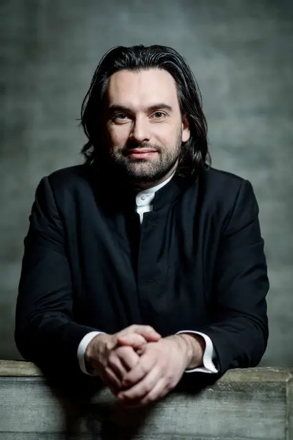 Generalmusikdirektor Daniele Squeo führt das Publikum durch einen musikalischen Abend zwischen Wagner und Barbarossa | Foto: Felix Gruenschloss/gratis