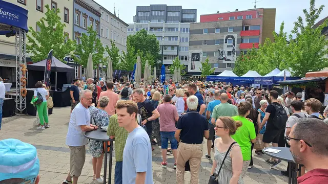 750 Meter Hefezopf Kaiserslautern: Hunderte Besucher kamen zur Jubiläumsaktion der Barbarossa Bäckerei in die Innenstadt | Foto: Monika Klein