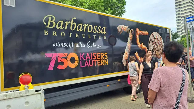 750 Meter Hefezopf: Die Barbarossa Bäckerei setze mit der Aktion ein Zeichen der Verbundenheit mit Kaiserslautern | Foto: Monika Klein