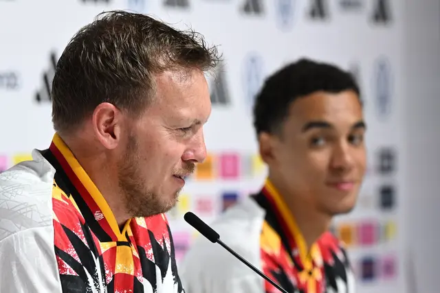 Julian Nagelsmann (l.) und Jamal Musiala (r.) sprechen bei der DFB-Pressekonferenz.  | Foto: Federico Gambarini/dpa