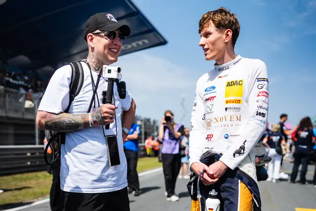 Max Reis (rechts) begrüßt Star-Streamer MontanaBlack beim ADAC GT Masters im niederländischen Zandvoort. Der Besuch des Internet-Stars sorgte für zusätzliche Aufmerksamkeit für die Rennserie und gewährte Millionen Zuschauern Einblicke hinter die Kulissen des Motorsports. | Foto: MR 28 GmbH 