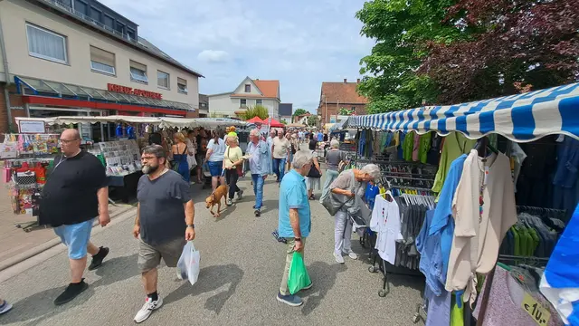 Entlang der Hauptstraße herrschte beim Bauernmarkt Weilerbach reger Betrieb mit vielen Angeboten für die ganze Familie | Foto: Monika Klein