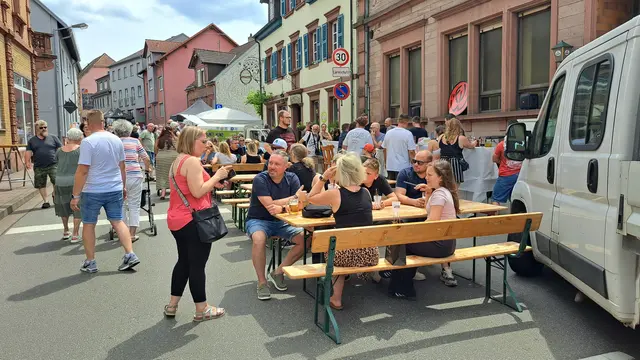 Unmittelbar an der Ampelkreuzung hat der Fußballverein 1912 Weilerbach die "längste Theke von Weilerbach" aufgebaut | Foto: Monika Klein