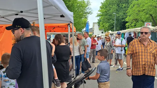 Die Mischung aus Marktgeschehen, Genuss und Einkaufssonntag lockte zahlreiche Menschen nach Weilerbach | Foto: Monika Klein