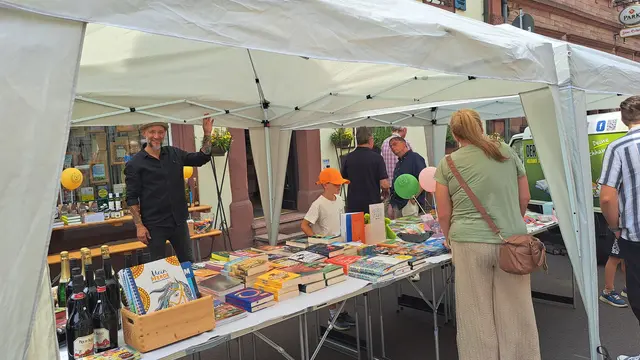 Uwe Neu, Inhaber der Buchhandlung "Der bunte Hund", hatte draußen Verkaufstische aufgebaut | Foto: Monika Klein