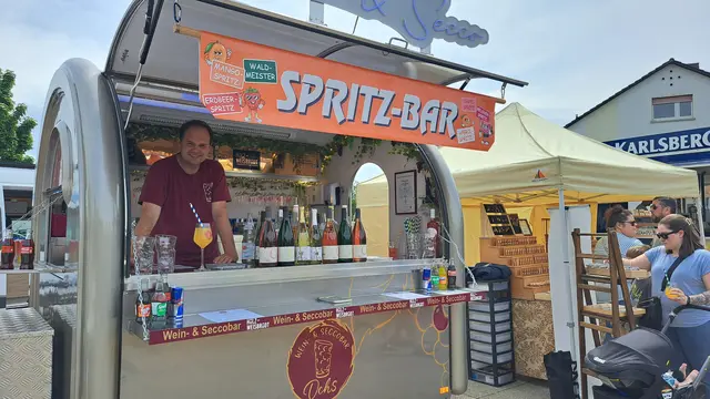 Ihm gefällt es gut in Weilerbach: Florian Ochs mit seiner "Wein- &amp; Seccobar" | Foto: Monika Klein