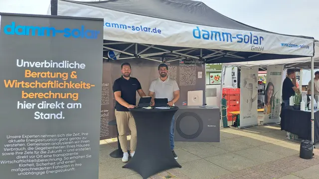 Ulrich Sauerbaum und Roberg Günay waren als Ansprechpartner des regionalen Unternehmens "damm-solar" beim Weilerbacher Bauernmarkt | Foto: Monika Klein