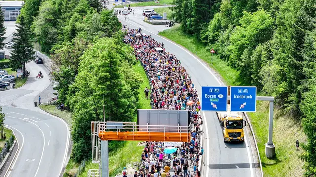 Tausende demonstrierten gegen die Umweltbelastungen durch den Transitverkehr | Foto: Jason Tschepljakow/dpa