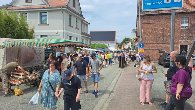 Zahlreiche Besucher nutzten den Bauernmarkt 2026 in Weilerbach zum Einkaufen, Genießen und Flanieren  | Foto: Monika Klein
