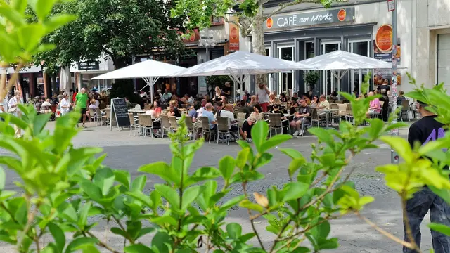 Entspanntes Shopping in der Lautrer Innenstadt und ein kühle Getränke in den Straßencafés – so lässt es sich aushalten am verkaufsoffenen Sonntag in Kaiserslautern | Foto: Ralf Vester