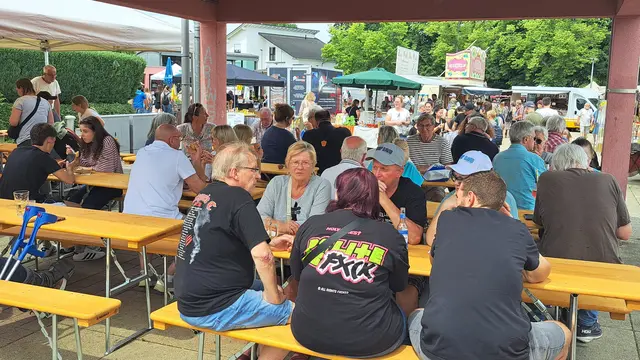 Im Schatten des Musikpavillons ließ es sich auf dem Dorfplatz gut aushalten | Foto: Monika Klein