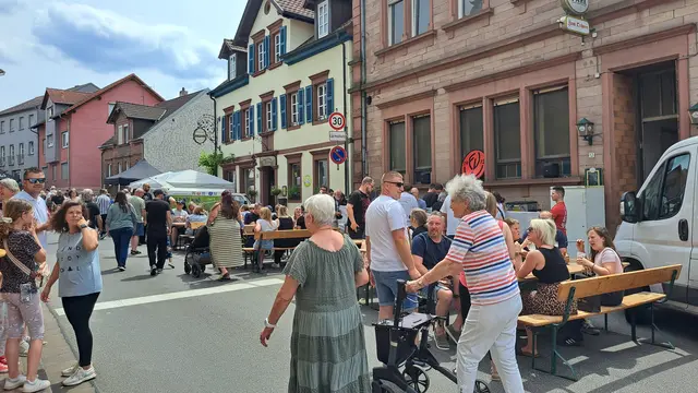 Wo sonst Autos durch die Hauptstraße rollen, flanieren an diesem Tag die Menschen | Foto: Monika Klein