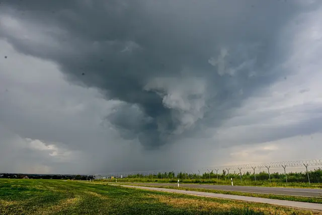 Der DWD hat die Unwetterwarnungen wieder aufgehoben. | Foto: Jason Tschepljakow/dpa
