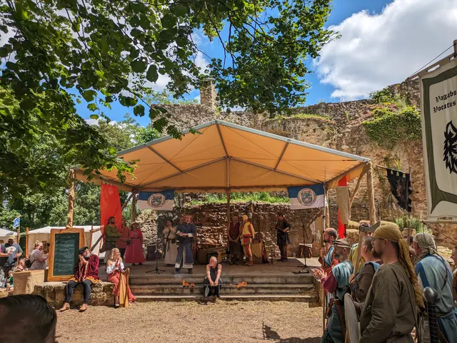 In den Mauern der alten Veldenzerburg auf dem malerisch gelegenen Landsberg findet das Mittelalterliche Spectaculum Obermoschel statt | Foto: VG Nordpfälzer Land
