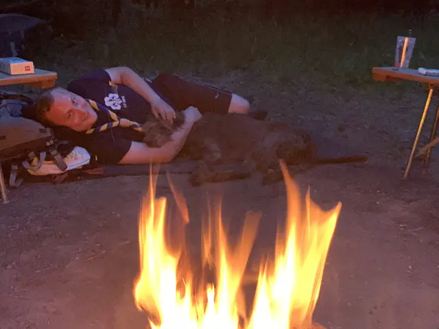 Geschlafen wird unter freiem Himmel, direkt am Lagerfeuer. Der Begleithund wacht! | Foto: BdP Peter Krietemeyer
