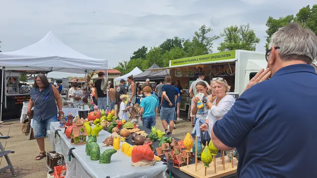 Der neue Dorfplatz entwickelte sich beim Bauernmarkt erneut zum beliebten Treffpunkt für Besucher aus der gesamten Region | Foto: Monika Klein