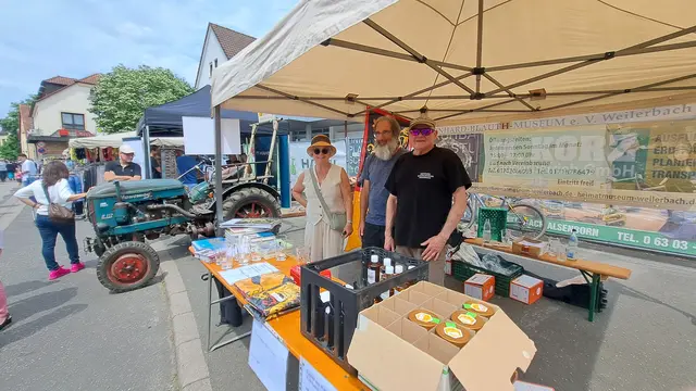 Das Reinhard-Blauth-Museum stellt sich an einem Stand und mit historischem Traktor vor | Foto: Monika Klein
