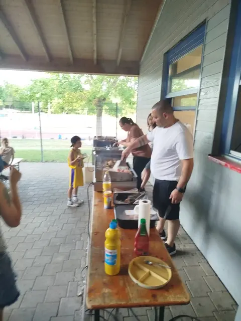 Die besten Grillmeister, der Familie. | Foto: Mwo