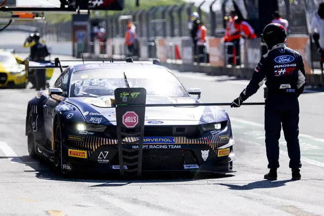 Der Ford Mustang GT3 von Max Reis und Emil Gjerdrum beim Boxenstopp in Zandvoort. Der Besuch von MontanaBlack ermöglichte Millionen Zuschauern seltene Einblicke in die Arbeit eines professionellen Rennteams. | Foto: MR 28 GmbH 