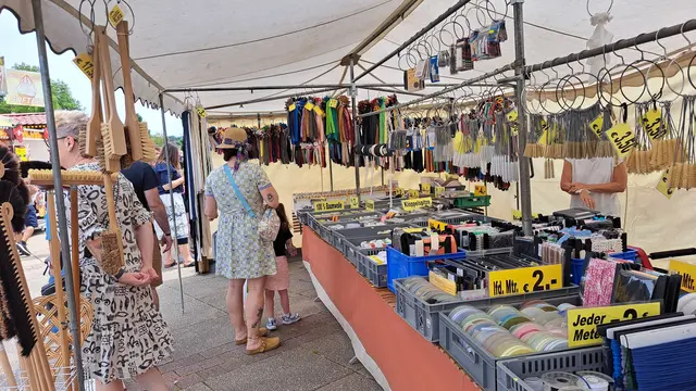 Kochlöffel, Bürsten und Teppichklopfer gab es an diesem Stand | Foto: Monika Klein