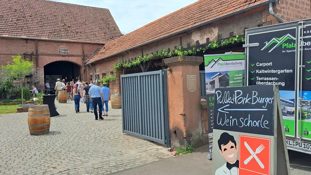 In der Hauptstraße waren auch Innenhöfe für eine Auszeit geöffnet | Foto: Monika Klein