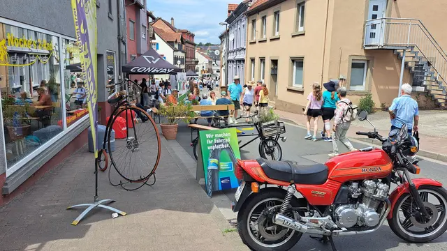 Die örtliche Geschäftswelt hatte ihre Türen weit geöffnet | Foto: Monika Klein