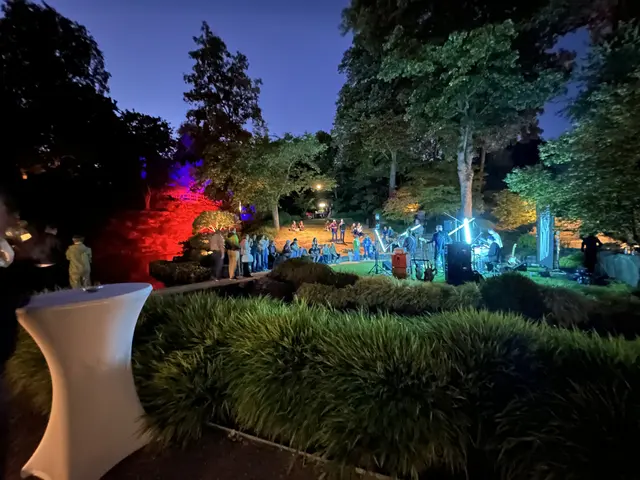 Die Soul- und Funkband KHUMO tritt im stimmungsvoll beleuchteten Japanischen Garten Kaiserslautern auf | Foto: Khumo/gratis