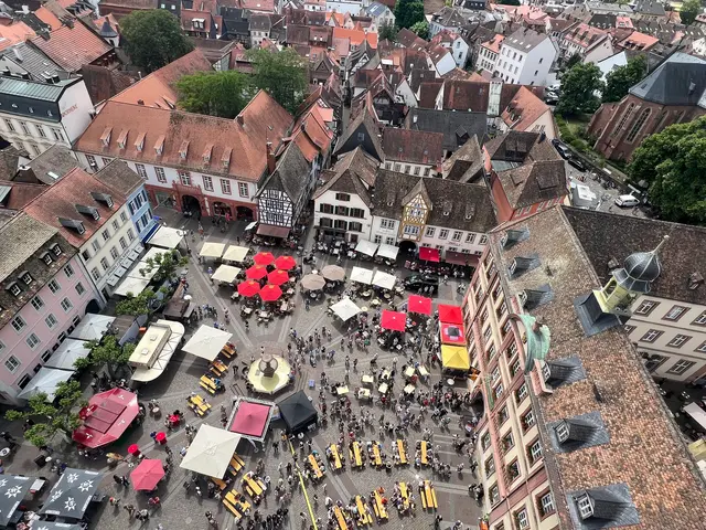 Volle Plätze und viele Gespräche: Das Demokratiefest brachte Menschen in der Neustadter Innenstadt zusammen. | Foto: Stadt Neustadt