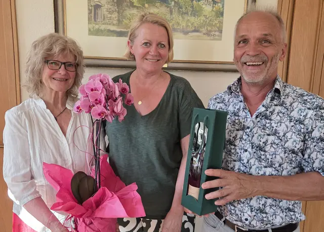 Stabwechsel beim Förderverein „Freunde der Tafel Neustadt-Haßloch“: Claudia Albrecht (Mitte) übergab den Vorsitz an ihren Nachfolger Clemens Stahler (rechts). Links: Gisela Brantl. | Foto: Förderverein Freunde der Tafel Neustadt-Haßloch