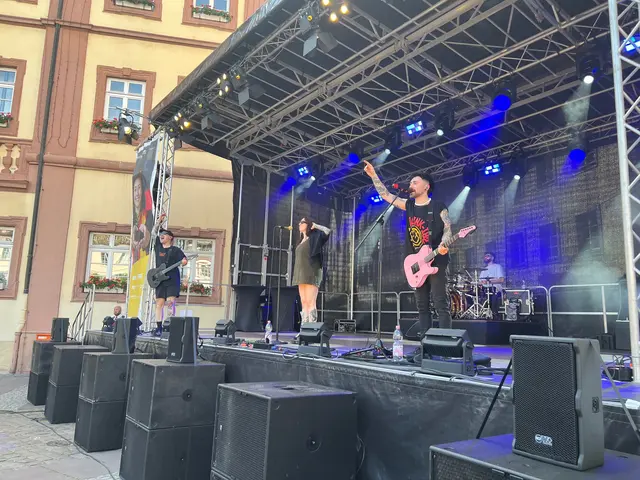 Live-Musik und Bühnenprogramm sorgten an allen drei Festtagen für Stimmung in der Neustadter Innenstadt. | Foto: Stadt Neustadt