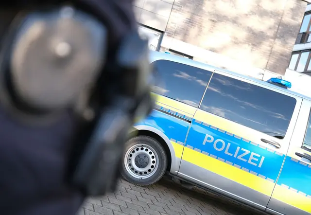 Der 20-Jährige wurde in der Nähe des Tatorts festgenommen. (Symbolbild) | Foto: Bernd Weißbrod/dpa