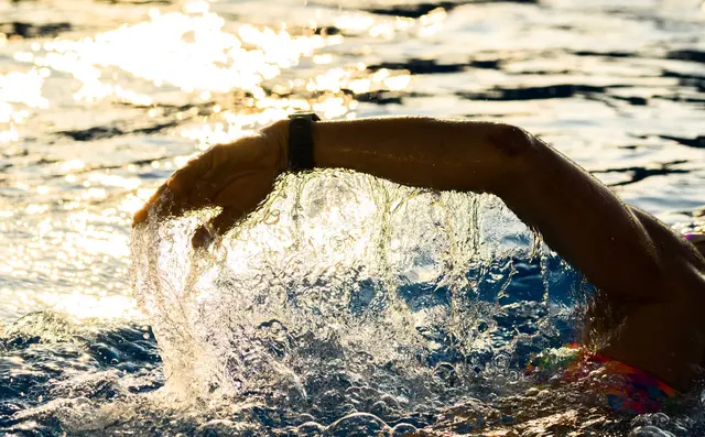 Mehrere Jugendliche vergnügten sich nachts im Freibad. (Symbolbild) | Foto: Julian Stratenschulte/dpa