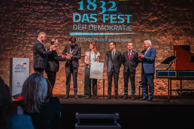 Florian Hofmann nahm den Johann-Philipp-Abresch-Preis stellvertretend für den Verein Die Waldschatten entgegen. | Foto: Stadt Neustadt