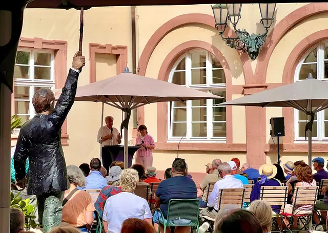 Die Townhall-Bühne im Rathausinnenhof wurde zum Ort für Debatten über aktuelle gesellschaftliche Themen. | Foto: Stadt Neustadt