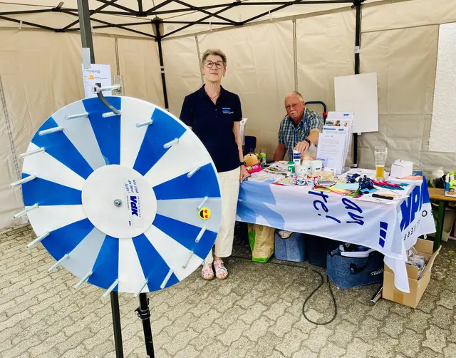 Der VdK Ortsverband Steinbach war bei der PizzaParty mit einem Infostand und seinem beliebten Glücksrad präsent | Foto: VdK Ortsverband Steinbach/gratis