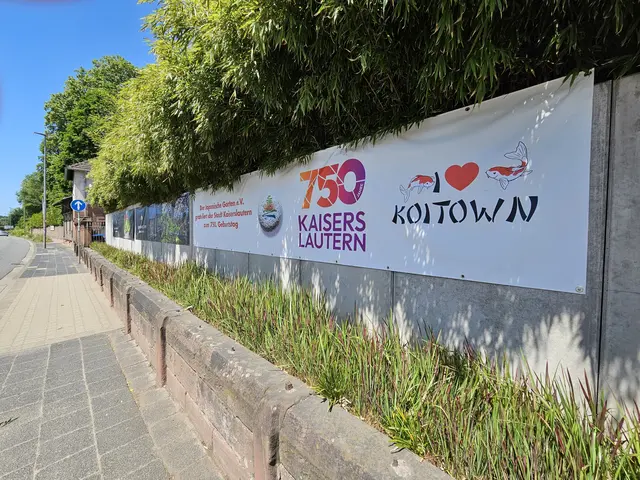 Mit einem Plakat an der Lauterstraße gratuliert der Japanische Garten Kaiserslautern zum 750-jährigen Stadtjubiläum | Foto: Stadt KL/gratis