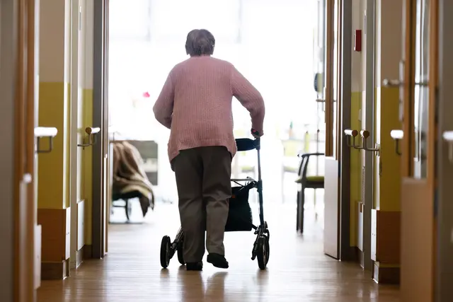Hohe Eigenanteile bei Pflegekosten: Die Pflegeversicherung deckt nicht alle Kosten, wodurch Pflegebedürftige oft erhebliche finanzielle Eigenleistungen tragen müssen. (zu dpa: «Pflegebedürftig? Wann das Sozialamt aufs Eigenheim zugreift») | Foto: dpa