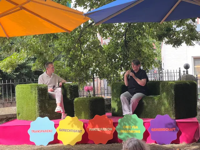 Austausch auf Augenhöhe: Die Treffpunktformate gehörten erneut zu den zentralen Elementen des Demokratiefestes. | Foto: Stadt Neustadt