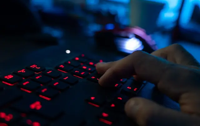 Hacker attackieren immer wieder Unternehmen und Einrichtungen. (Symbolbild) | Foto: Nicolas Armer/dpa