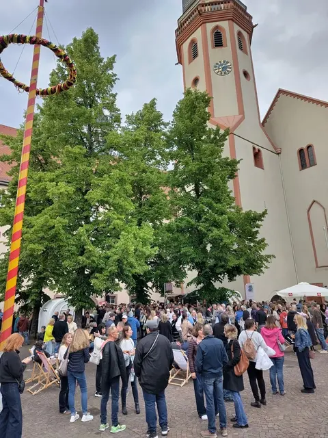 "Volles Haus" auf dem Durlacher Saumarkt mit Maibaum am Rathaus und der Stadtkirche | Foto: CW