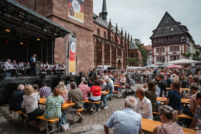 Der Marktplatz wurde während des Demokratiefestes zum Treffpunkt für Musik, Begegnungen und Austausch. | Foto: Stadt Neustadt