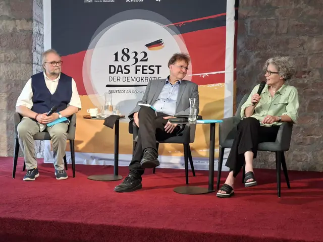 Welche Aufgabe hat Literatur in der Demokratie? Diese Frage stand im Zentrum eines Gesprächs mit Michael Landgraf und Thomas Weiß auf dem Hambacher Schloss. | Foto: Christine Weiß