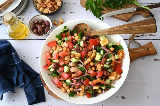 Dieser Salat bringt das Gefühl einer griechischen Taverne auf den Tisch - mit sonnengereiften Tomaten, Oliven, geröstetem Halloumi- und Pita-Würfeln.  (zu dpa: «Griechischer Salat mit geröstetem Halloumi und Knusper-Pita») | Foto: dpa