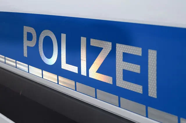 Bei dem Unfall erlitt die Ehefrau des Fahrers laut Polizei leichte Verletzungen. (Symbolbild) | Foto: Daniel Vogl/dpa