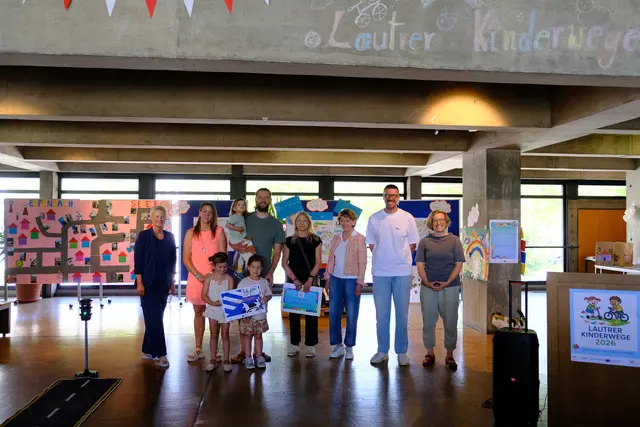 Oberbürgermeisterin Beate Kimmel (links) und das Organisationsteam um Nina Hajda (rechts daneben), Marco Zettl und Julia Bingeser freuten sich über das Michtmachprojekt "Lautrer Kinderwege". Die Kita Waldwichtel erhielt den Sonderpreis der Kinderunfallkommission  | Foto: Stadt KL/gratis