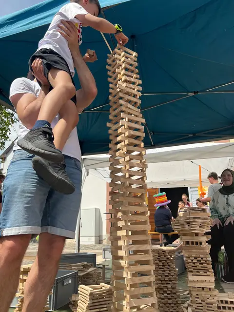Spiel, Kreativität und Mitmachaktionen standen in der Kids-Area auf dem Juliusplatz im Mittelpunkt. | Foto: Stadt Neustadt