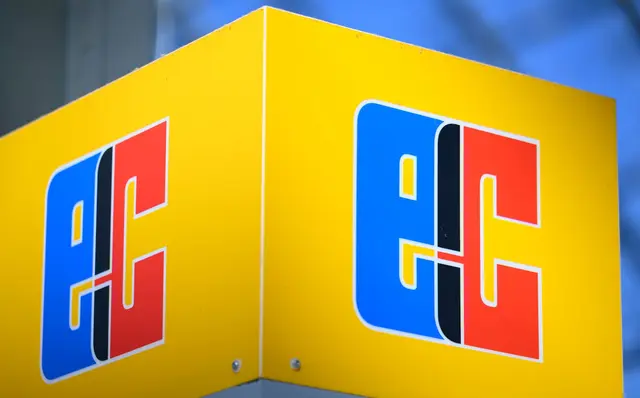 Einer der Betrüger wurde gefilmt, als mit einer gestohlenen EC-Karte Geld abheben wollte. (Symbolbild) | Foto: Hendrik Schmidt/dpa